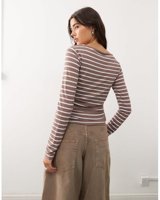 T-shirt à encolure bateau, manches longues et taille cintrée avec détails froncés - marron rayé Reclaimed (vintage) en coloris Brown