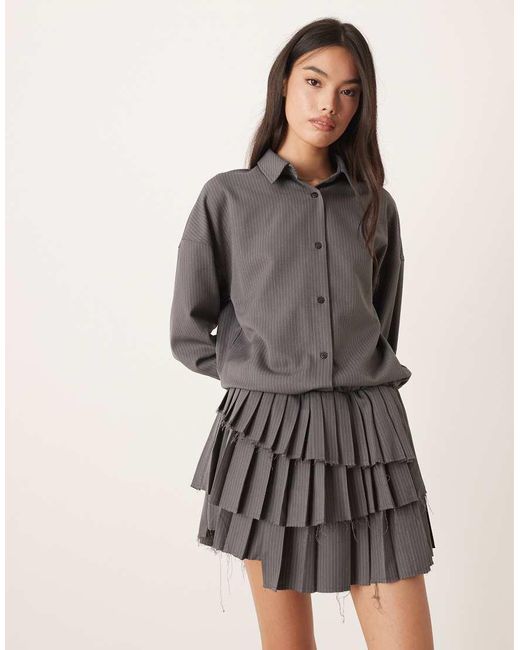 Vestido Camisero Corto Gris Con Raya Diplomática, Falda Plisada Y Cintura Baja De ASOS de color Natural