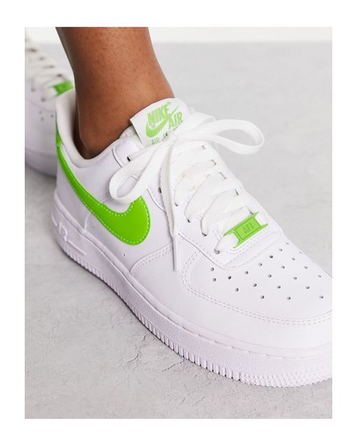 Air force 1 - sneakers bianche e verde action di Nike in White