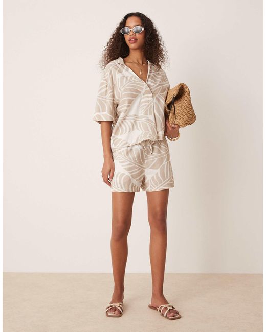Vila Natural – kastiges oberteil mit farblich passendem oversize-blattprint und polodetail, kombiteil