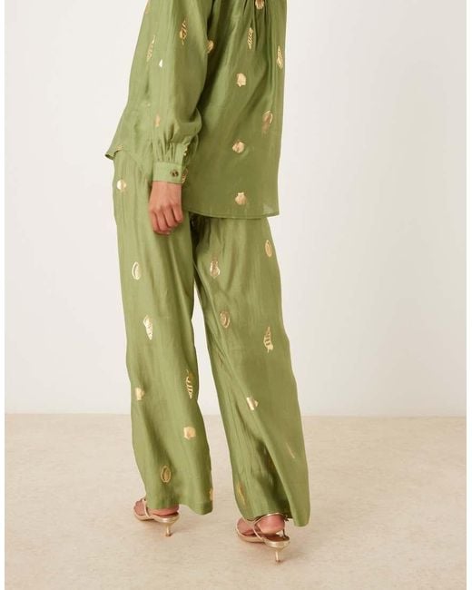 Pantalones Caquis De Pernera Ancha Con Conchas Doradas De (Parte De Un Conjunto)-Verde Never Fully Dressed de color Green