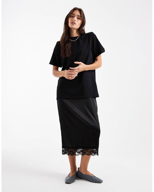 Robe mi-longue t-shirt hybride avec jupe en satin et dentelle ASOS en coloris Black