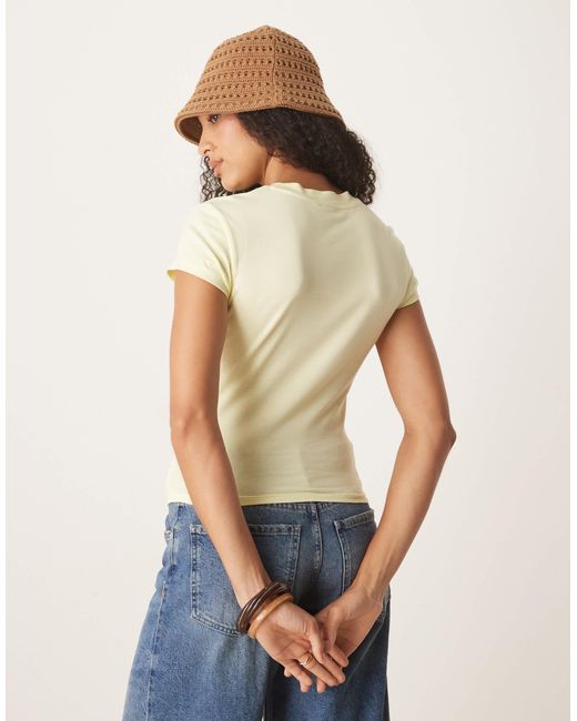 T-shirt effet rétréci à imprimé fleurs ASOS en coloris Blue
