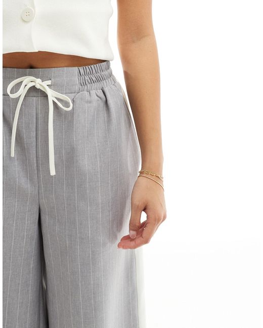 Petite - pantalon à enfiler avec empiècement contrastant - gris rayé ASOS en coloris White