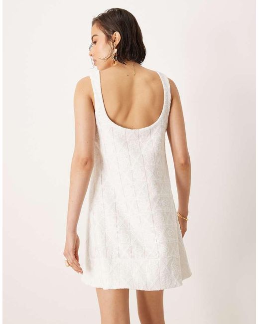 Vestito Corto A Trapezio All'Uncinetto Con Scollo Rotondo di ASOS in Natural