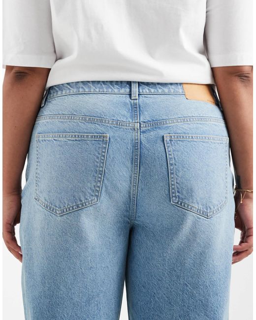Asos design curve - jean mom décontracté à taille haute - moyen ASOS en coloris Blue
