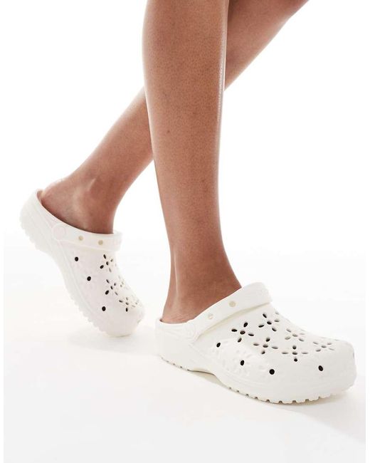 Zuecos Blanco Tiza Clásicos Con Aberturas En Forma De Flores De CROCSTM de color White