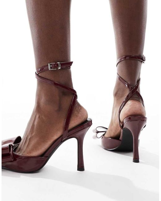 Zapatos Burdeos De Tacón Con Diseño Anudado A La Pierna Y Detalle De Lazo De Charol Myrna De -Rojo Raid de color Brown