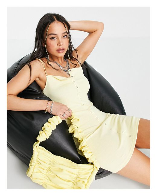 Vestito con spalline sottili e bottoni a pressione di Bershka in Giallo -  11% di sconto | Lyst