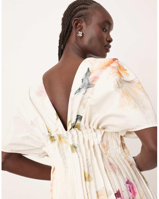Robe longue plissée à taille cintrée avec imprimé fleurs ARRANGE en coloris Natural