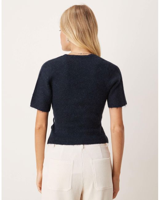 Gina Tricot Blue – kurzärmliges oberteil aus gestrickter alpaka-wolle mit v-ausschnitt und wickeloptik vorne