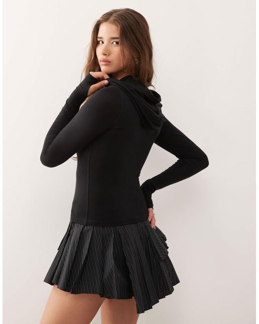 Top manches longues ajusté à capuche avec demi fermeture éclair Weekday en coloris Black