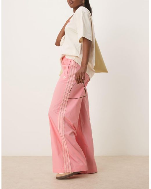 Pantalones De Chándal Rosas Con 3 Rayas De Croché De Adidas Originals de color Pink