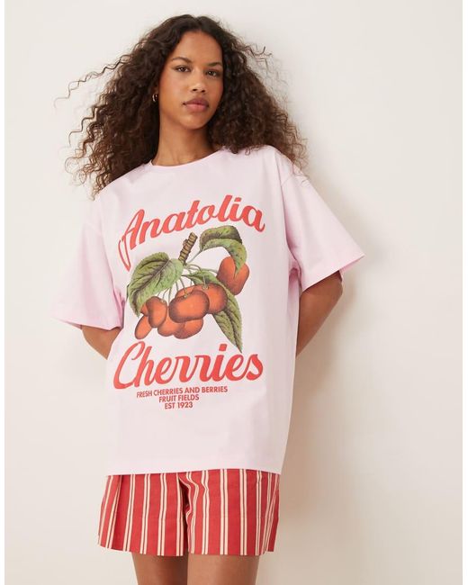 T-Shirt Oversize Con Grafica "Anatolia Cherries" di ASOS in Pink