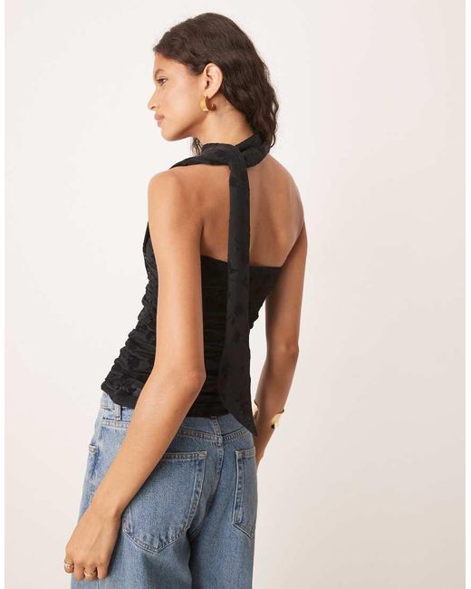 Top Con Escote Palabra De Honor, Patrón Floral Flocado Y Detalle De Fular Envolvente De Malla De ASOS de color Black