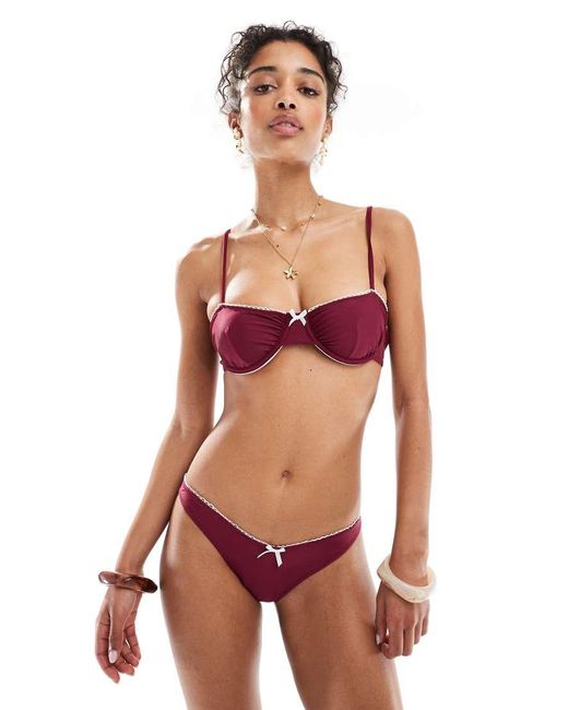 Top Bikini Bordeaux Con Finiture A Festoncino E Ferretto di Miss Selfridge in Red