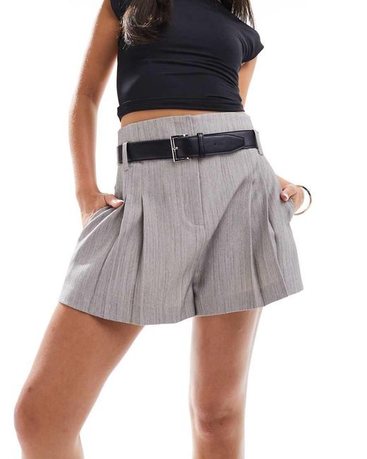 Pantalones De Sastre Cortos Grises De Talle Alto Con Cinturón De Tejido Texturizado De ASOS de color Gray