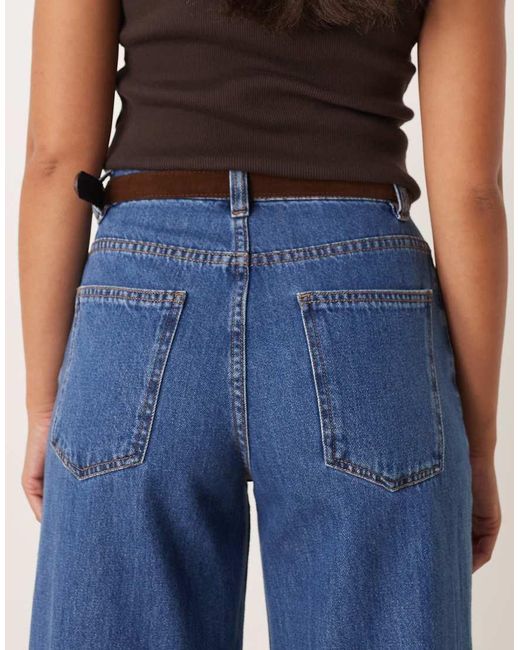 Jeans A Fondo Ampio Lavaggio Medio Scuro Con Pieghe Sul Davanti E Cintura di ASOS in Blue