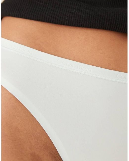 Calvin Klein Perfect Passende String in het Blue