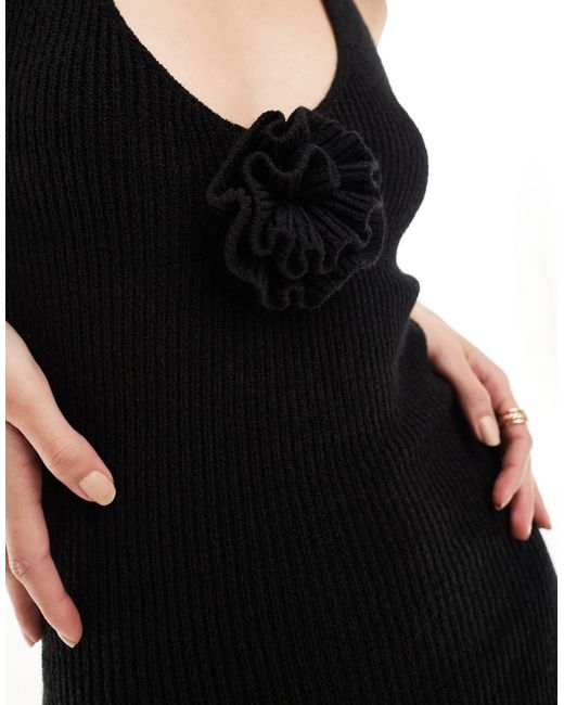 Robe courte dos nu en maille au crochet avec appliqué fleur Bershka en coloris Black