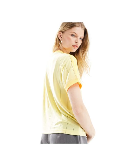 T-shirt pallido con tre strisce di Adidas Originals in Metallic