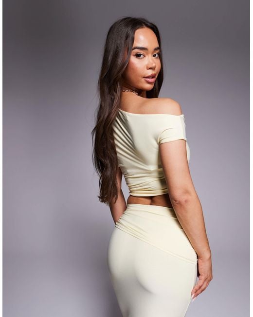 Exclusivité - - top d'ensemble moulant à épaules dénudées en tissu double épaisseur avec liens - beurre Kaiia en coloris Gray