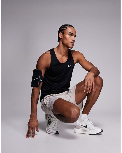 Nike Stride in het Black voor heren