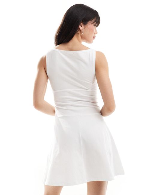 Vestido blanco estilo tenista con bajo caído ASOS de color White