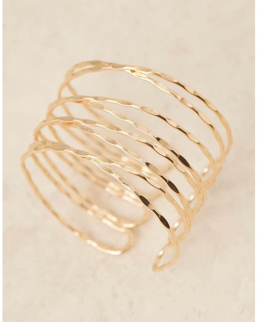 Bracciale A Fascia Dorato Con Design Avvolgente Martellato di ASOS in Brown