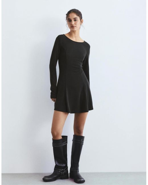 Robe courte à ourlet fluide Pull&Bear en coloris Black