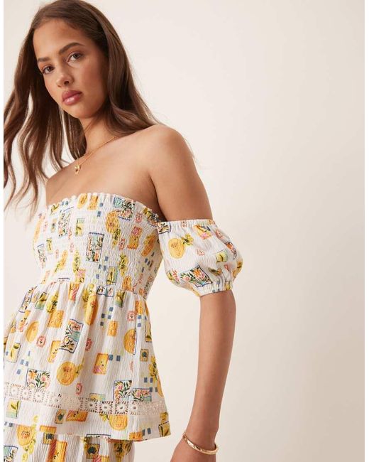 Top Arricciato Con Stampa Di Cartoline E Scollo Bardot di ASOS in Natural