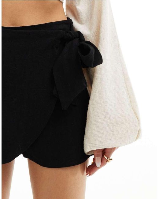 Minigonna Pantalone Nera Effetto Lino A Portafoglio di Stradivarius in Black