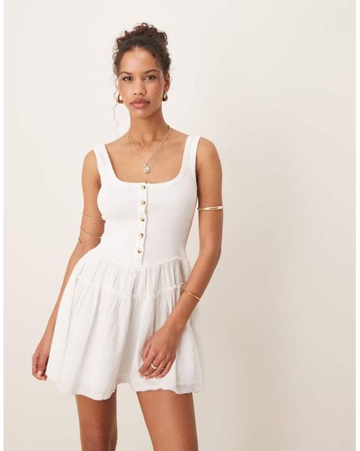 Vestido Corto Con Cuello Ancho, Botones, Cuerpo Fruncido De Canalé Y Falda De Popelina De ASOS de color Pink