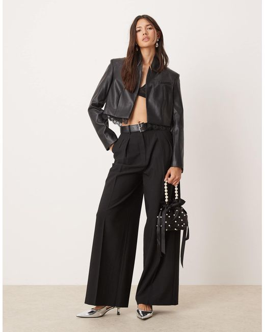 Miss Selfridge Black – taillierter, kurzer blazer