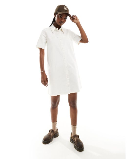 Vestito camicia corto a maniche corte con colletto e bottoni di Monki in White