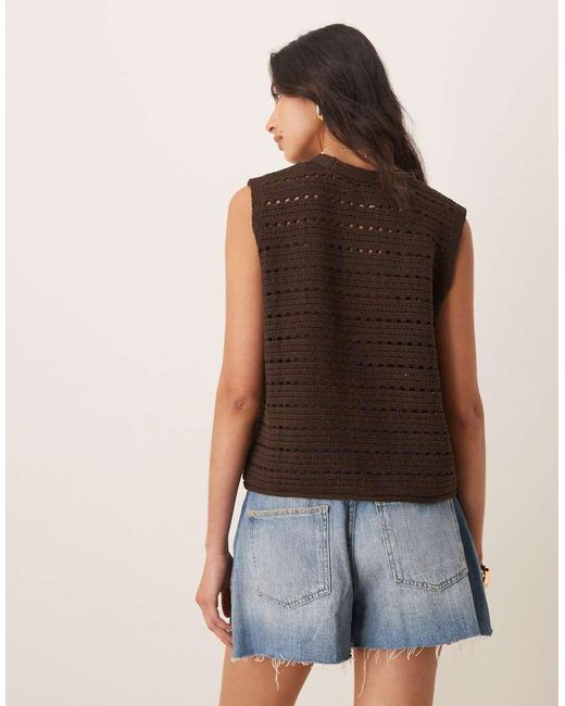ASOS Grofgebreide Gilet Met Goudkleurige Knopen in het Brown