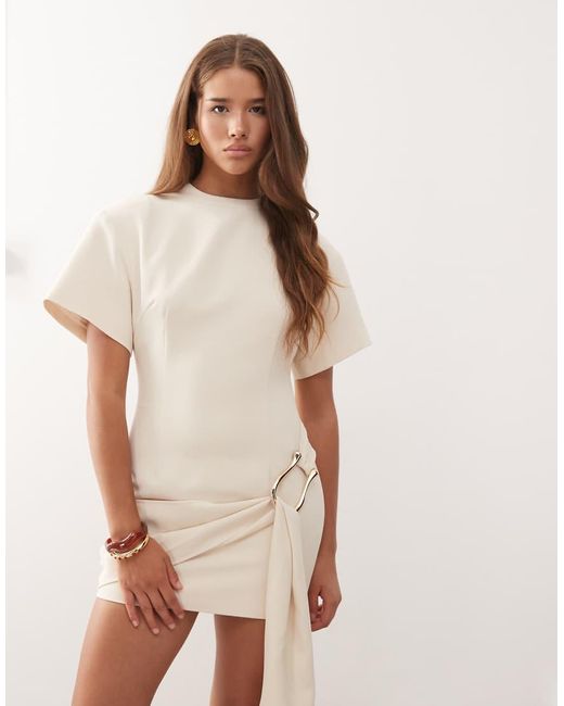 Vestido Corto Estructurado Con Cuello Alto Y Detalle Drapeado Con Adorno De Metal En La Cintura Martini De -Amarillo Lioness de color Natural