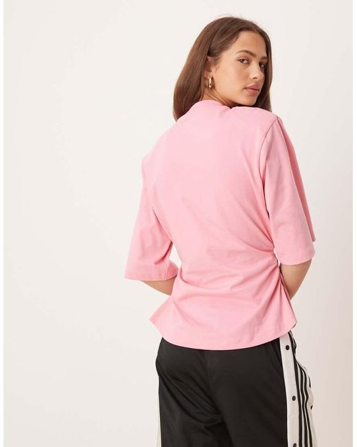 Camiseta Básica Con Hombreras Y Cintura Entallada De ASOS de color Pink