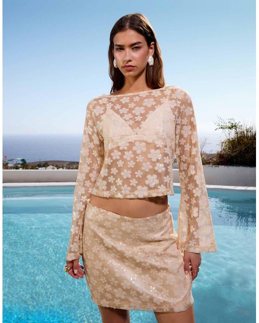 Top dos nu d'ensemble en crochet à manches longues avec fleurs à sequins - crème ASOS en coloris Blue
