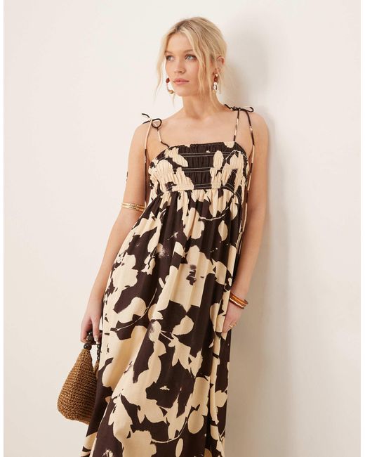 Robe longue satinée en coton avec buste froncé - imprimé fleurs ASOS en coloris Natural
