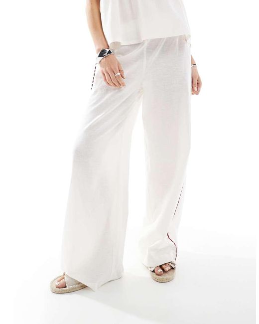 Pantalones Playeros Blancos Con Ribetes En Zigzag Rojos Exclusivos De (Parte De Un Conjunto) esmé studios de color White