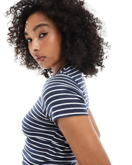 Hollister White – kurzärmliges t-shirt mit blauen streifen