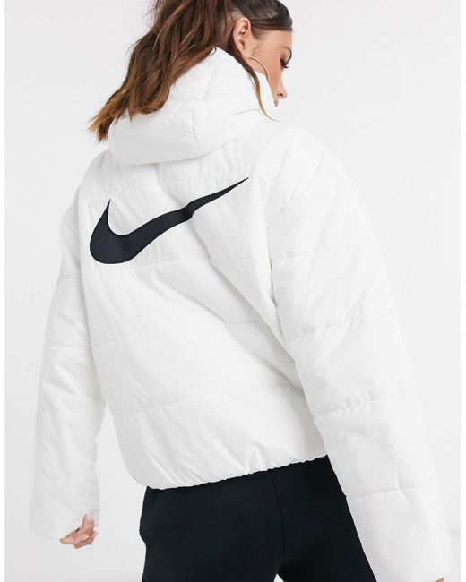 Nike Synthetik – wattierte jacke mit swoosh-logo hinten in Weiß - Lyst