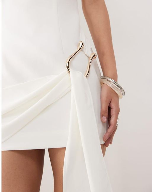 Vestido Corto Blanco Estructurado Con Cuello Alto Y Detalle Drapeado Con Adorno De Metal En La Cintura Martini De Lioness de color White