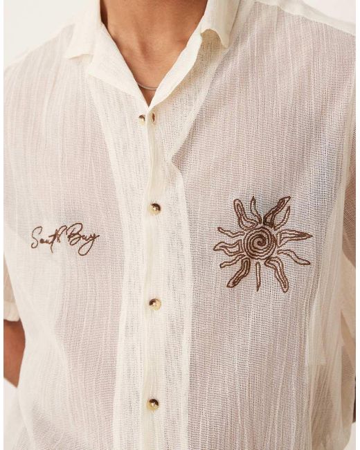 Camisa Color Crema De Corte Cuadrado Con Cuello De Solapas Y Bordado En El Pecho De (Parte De Un Conjunto)-Neutro ASOS de hombre de color White