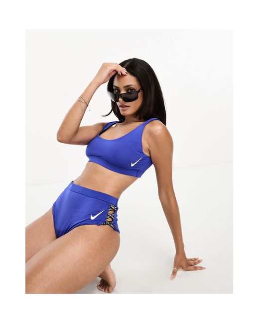 Icon sneakerkini - top bikini con scollo rotondo di Nike in Blue