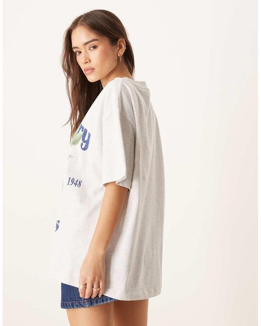 Camiseta Gris Hielo Jaspeado Extragrande Con Estampado Gráfico "Blueberry Fields" De ASOS