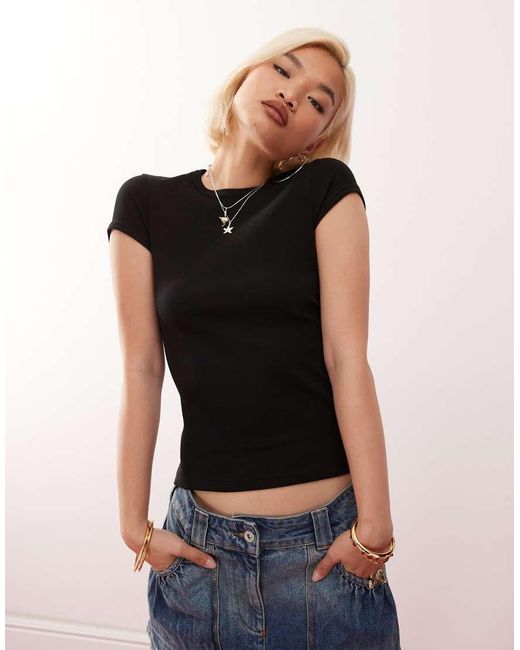 Weekday Aansluitend Geribbeld T-Shirt in het Black