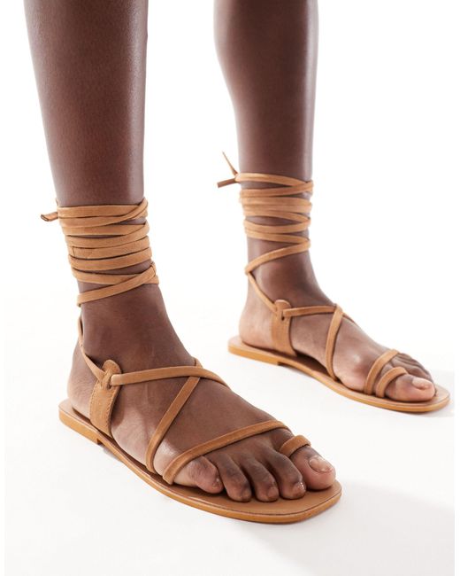 Sandalias color planas con trabilla para el dedo y diseño ASOS de color Brown