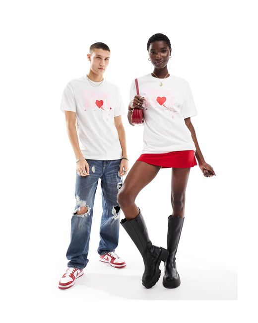T-shirt unisex bianca con stampa grafica "heart and sole" di Nike in Pink